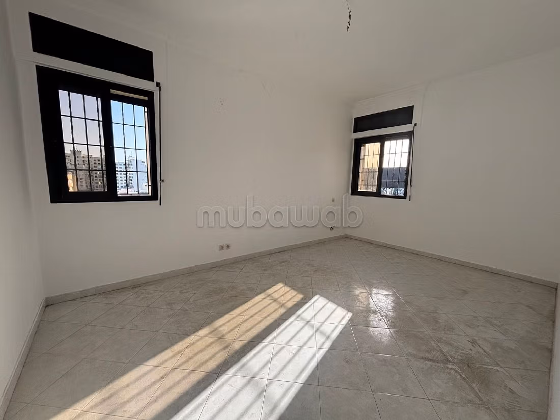 Sell apartment in Administratif. Large area 147 m². Thermal insulation and soundproofing, Secured door. 