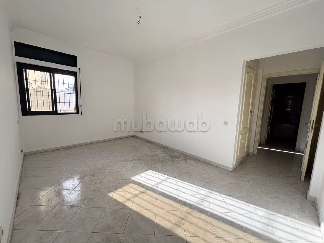 Sell apartment in Administratif. Large area 147 m². Thermal insulation and soundproofing, Secured door. 