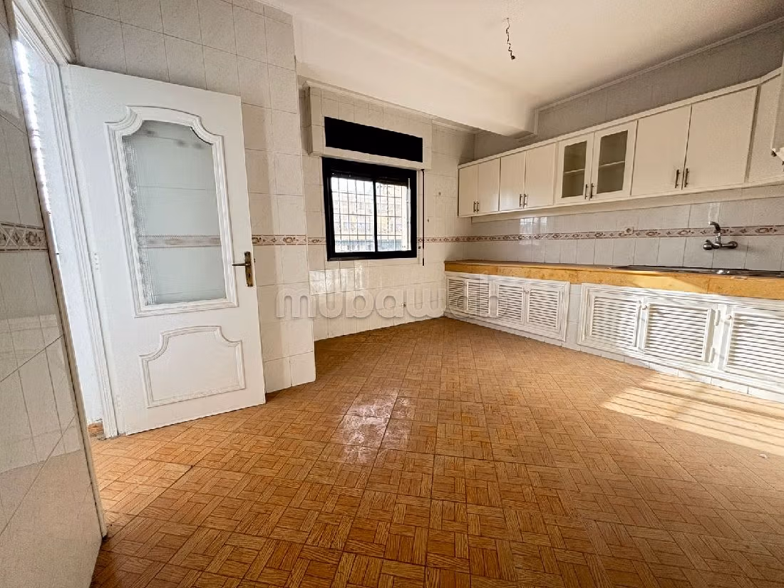 Sell apartment in Administratif. Large area 147 m². Thermal insulation and soundproofing, Secured door. 