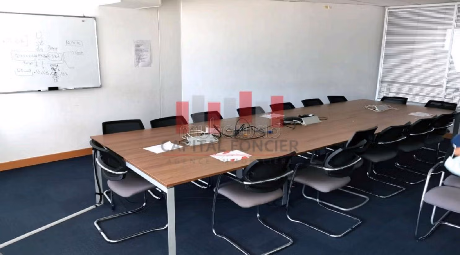 عقارت تجارية للكراء ب عين الشق. المساحة 600 م². مصعد ومرآب