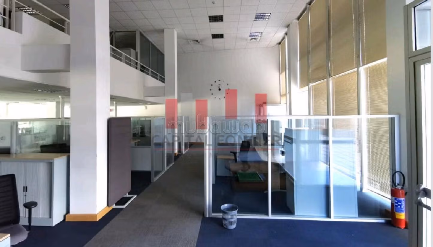 عقارت تجارية للكراء ب عين الشق. المساحة 600 م². مصعد ومرآب