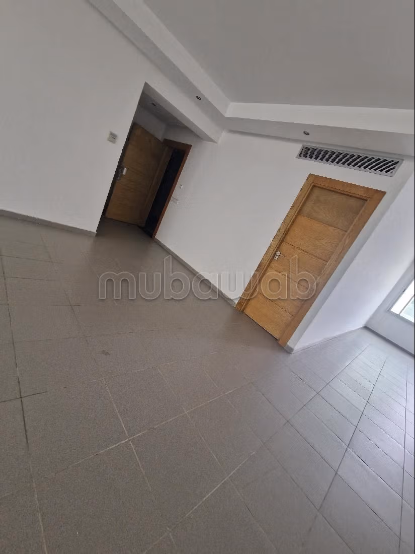 Kantoorruimte om te kopen in Les Hôpitaux. Totale oppervlakte 86 m². Airconditioning en conciërge. 