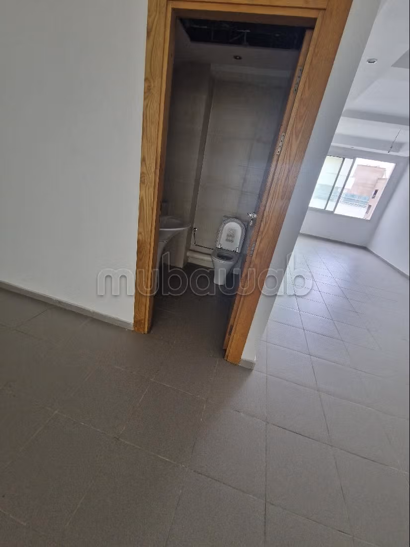 Kantoorruimte om te kopen in Les Hôpitaux. Totale oppervlakte 86 m². Airconditioning en conciërge. 