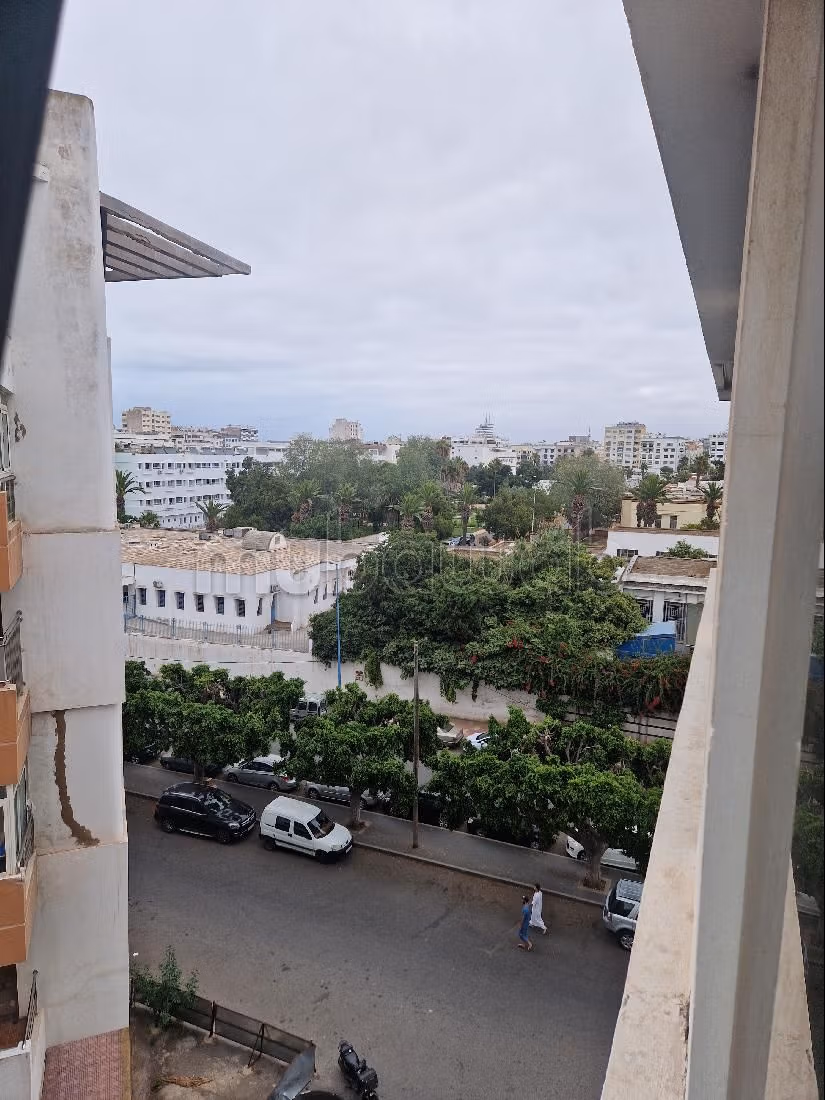 Kantoorruimte om te kopen in Les Hôpitaux. Totale oppervlakte 86 m². Airconditioning en conciërge. 