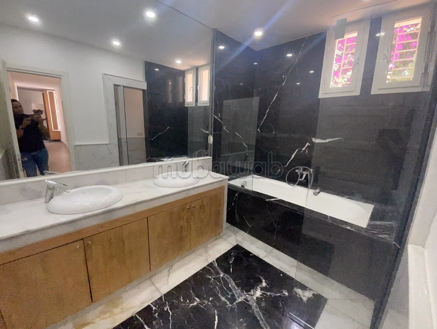 Villa's en luxe woningen om te huren in Souissi. 5 Slaapkamers. Verstevigde deur en verwarming. 