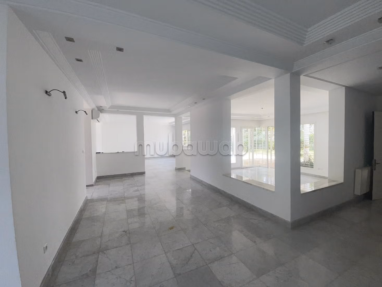 Villa's en luxe woningen om te huren in Souissi. 5 Slaapkamers. Verstevigde deur en verwarming. 