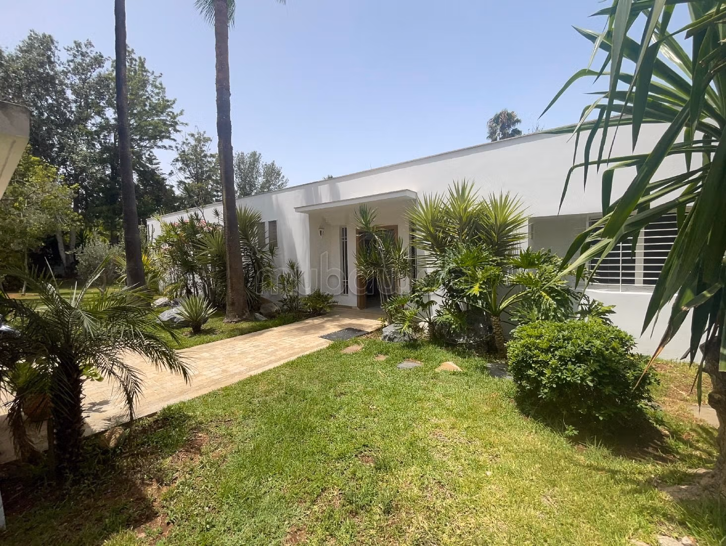 Villa's en luxe woningen om te huren in Souissi. 5 Slaapkamers. Verstevigde deur en verwarming. 