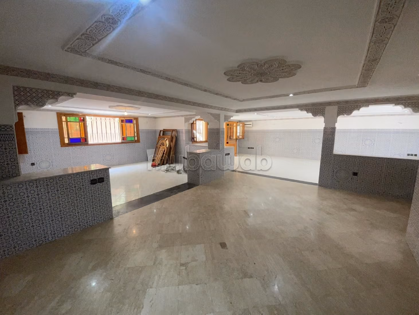 Nu te huur: villa's en luxe woningen in Riyad. 5 Slaapkamers. Verstevigde deur en dubbel glas.