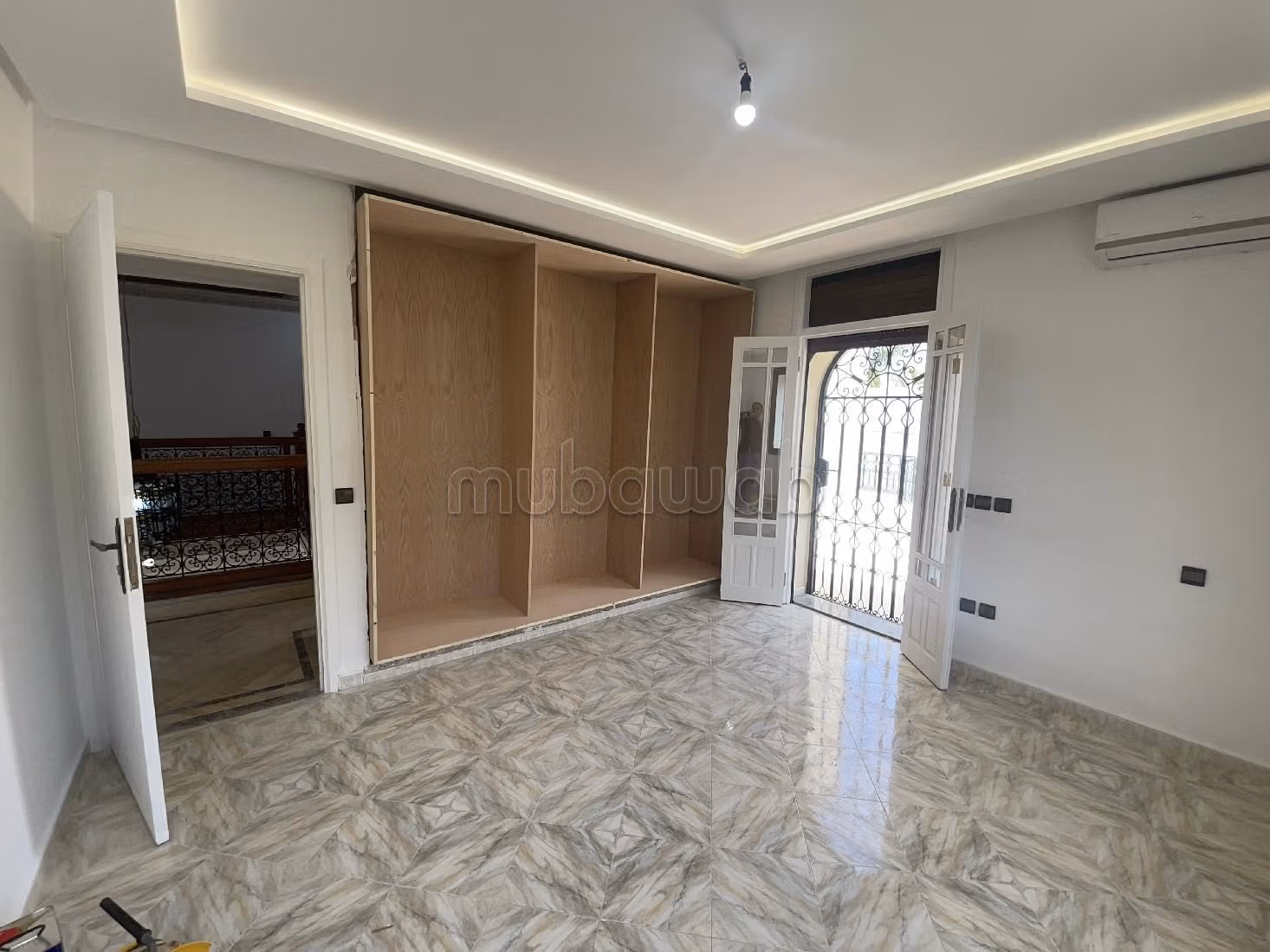 Nu te huur: villa's en luxe woningen in Riyad. 5 Slaapkamers. Verstevigde deur en dubbel glas.