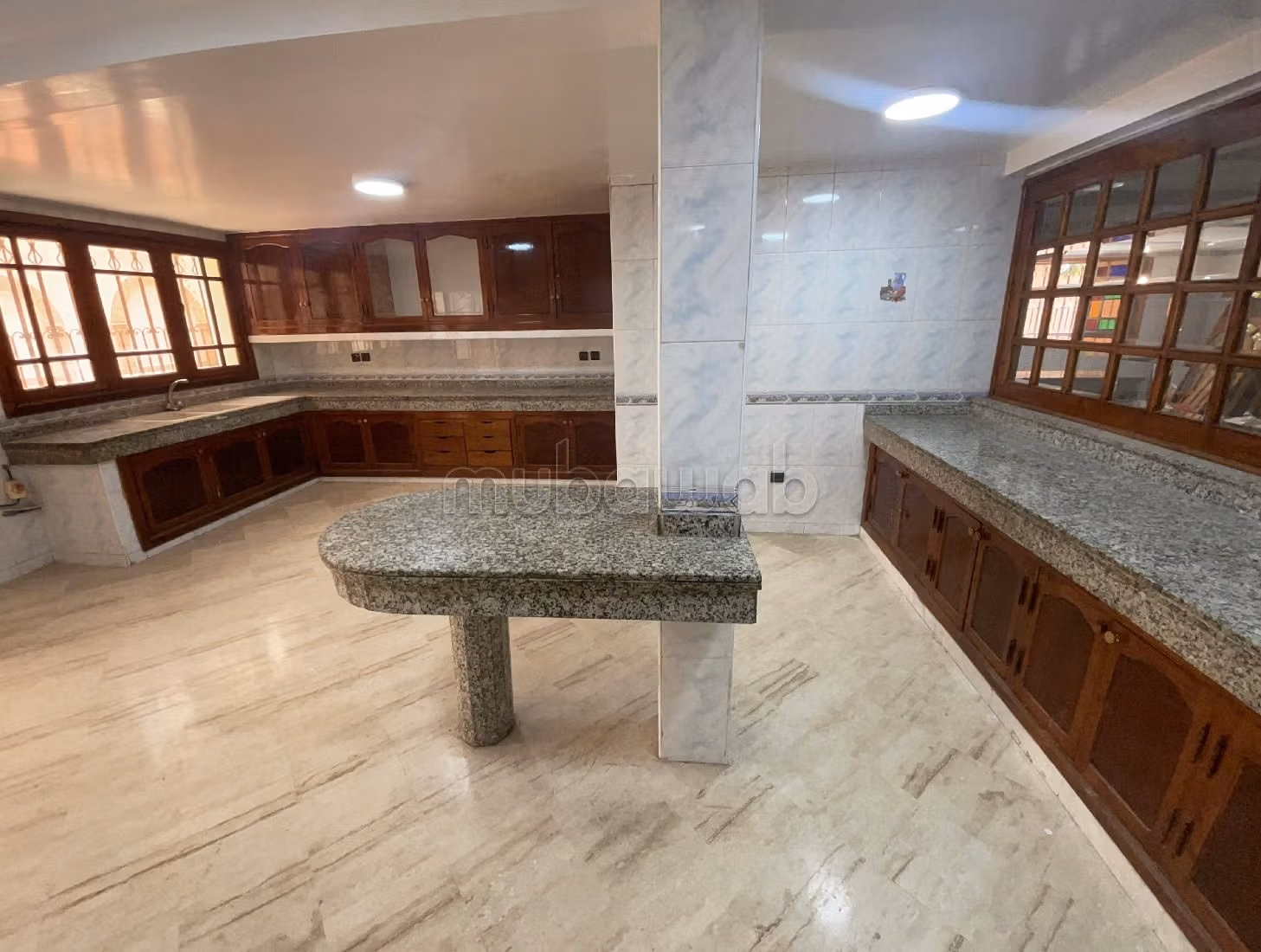 Nu te huur: villa's en luxe woningen in Riyad. 5 Slaapkamers. Verstevigde deur en dubbel glas.