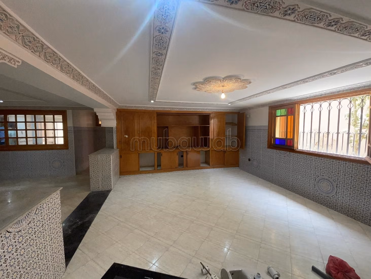 Nu te huur: villa's en luxe woningen in Riyad. 5 Slaapkamers. Verstevigde deur en dubbel glas.