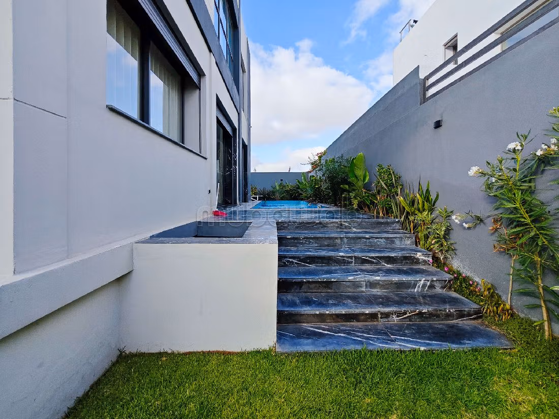 Nu te huur: villa's en luxe woningen. 3 Kamers. Volledig gemeubileerd. 