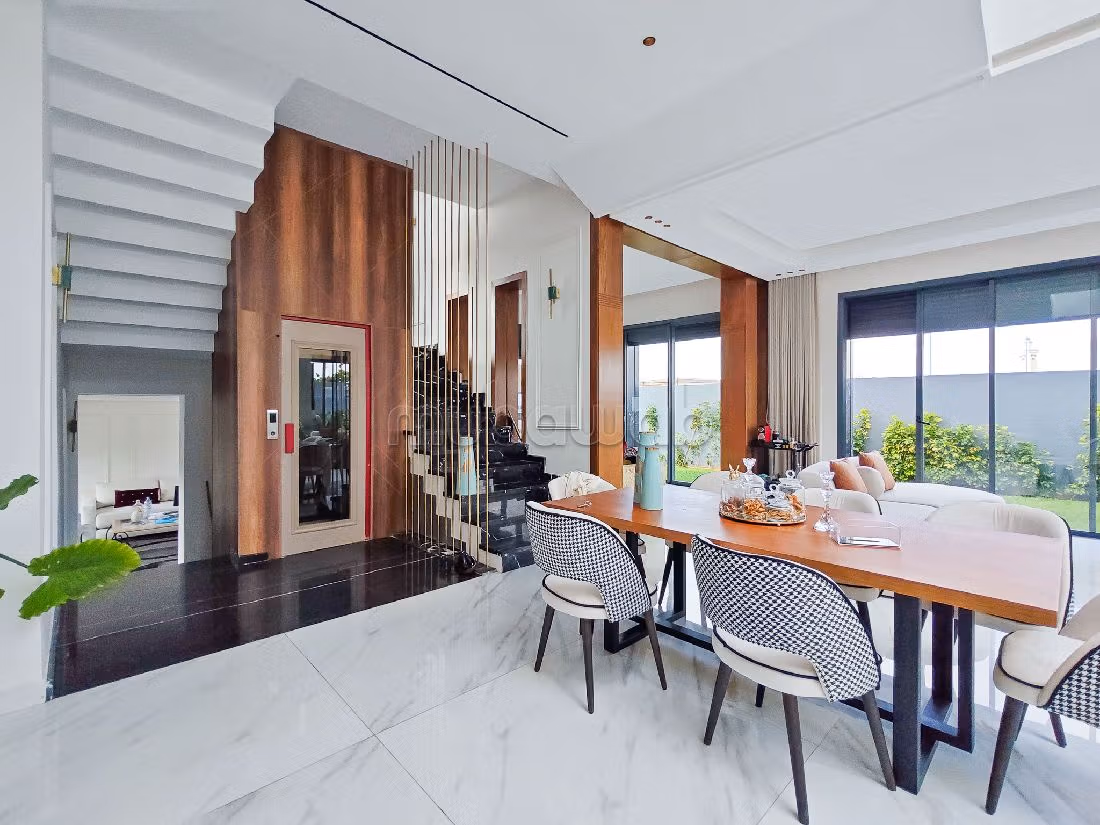 Nu te huur: villa's en luxe woningen. 3 Kamers. Volledig gemeubileerd. 