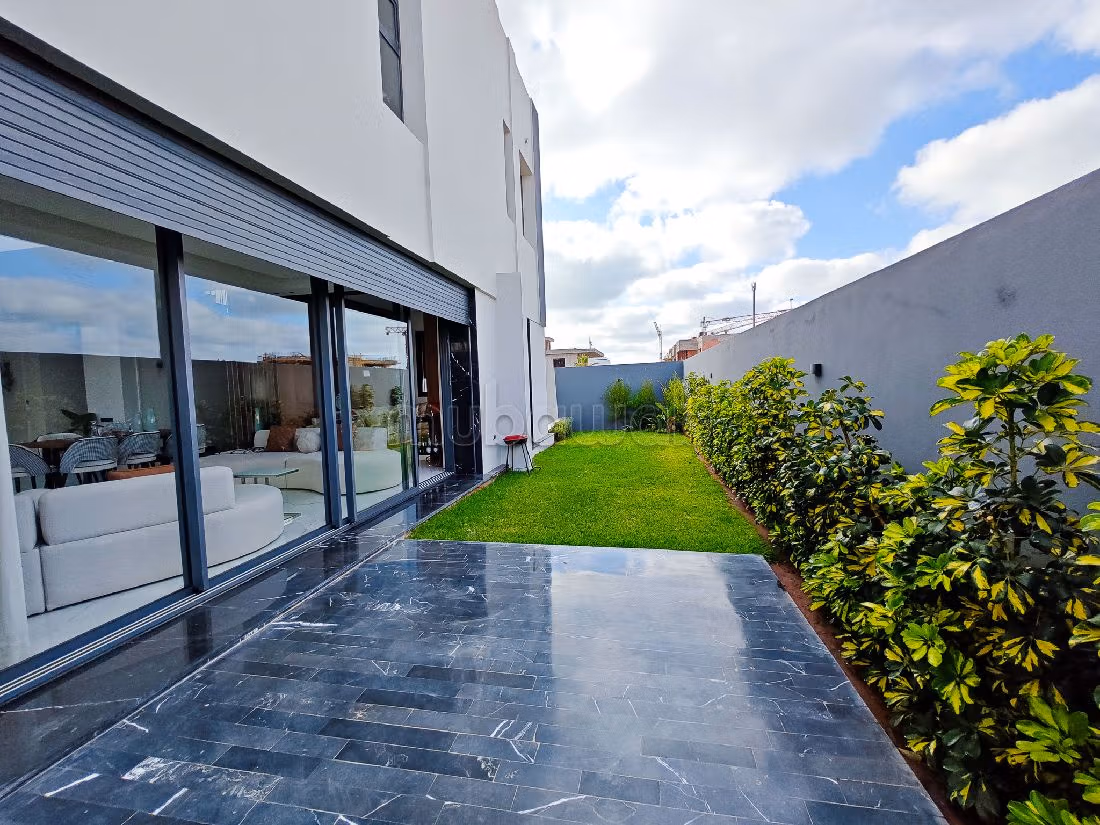 Nu te huur: villa's en luxe woningen. 3 Kamers. Volledig gemeubileerd. 