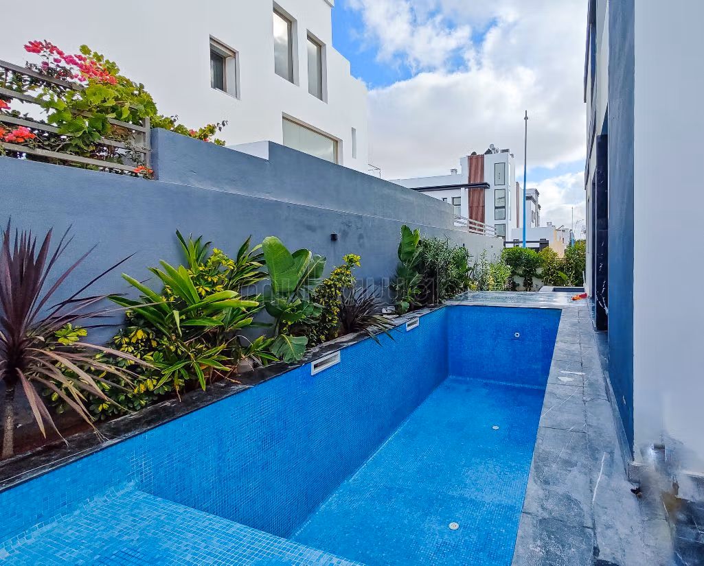 Nu te huur: villa's en luxe woningen. 3 Kamers. Volledig gemeubileerd. 