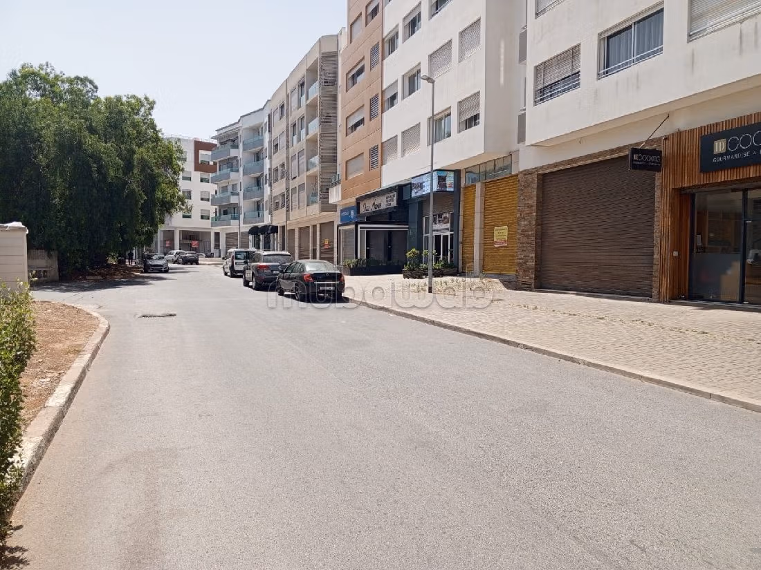 مكاتب ومحلات للبيع بفيرم بروطون حي الراحة. المساحة الكلية 68 م². 