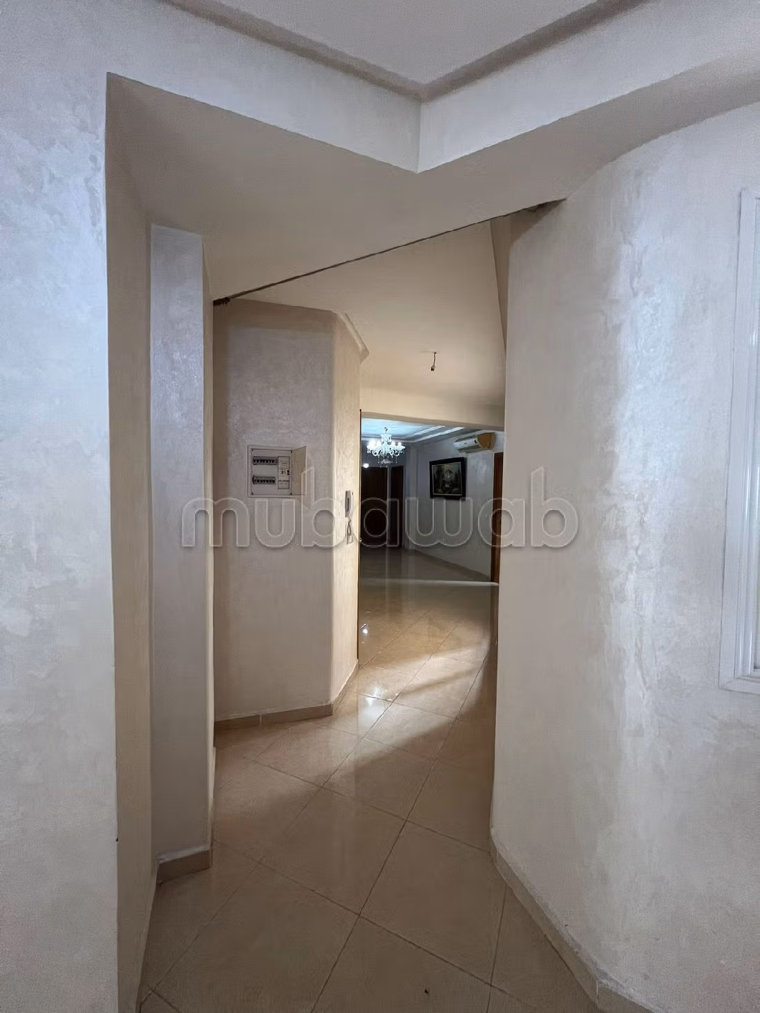 Bonito piso en venta en Maamora. Pequeña superficie 133 m². Conserje disponible, sistema de aire condicionado. 