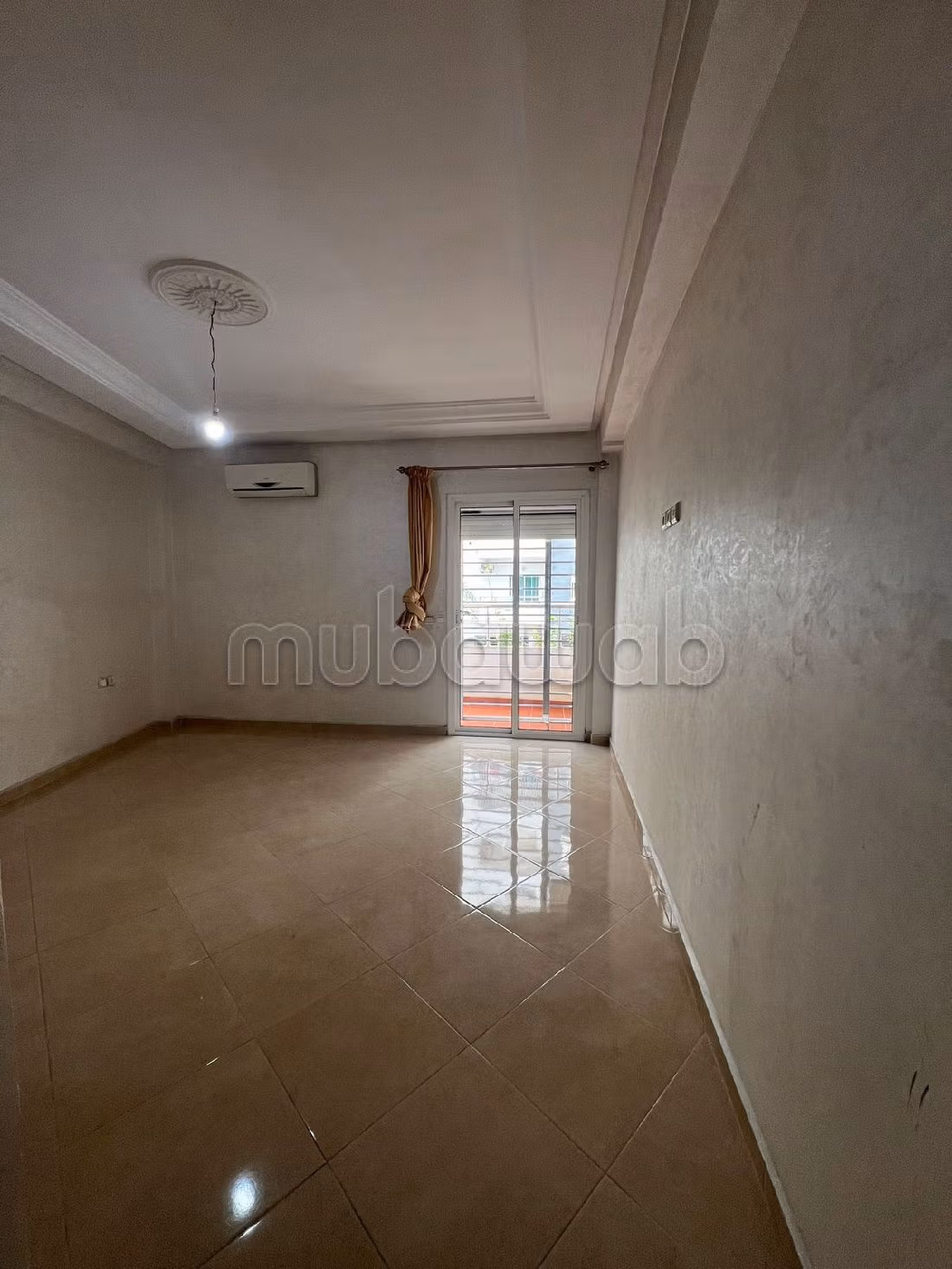 Bonito piso en venta en Maamora. Pequeña superficie 133 m². Conserje disponible, sistema de aire condicionado. 
