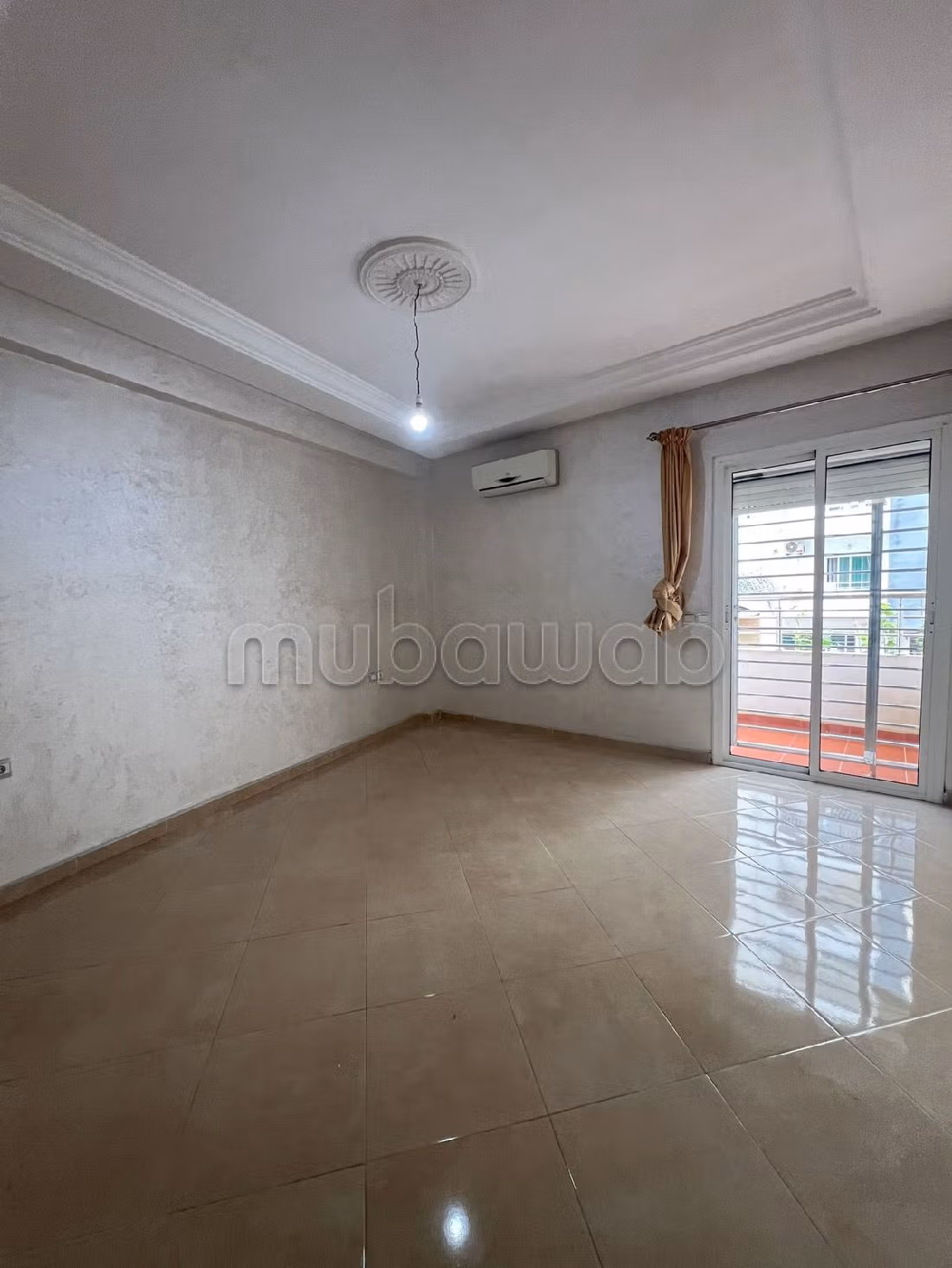 Bonito piso en venta en Maamora. Pequeña superficie 133 m². Conserje disponible, sistema de aire condicionado. 