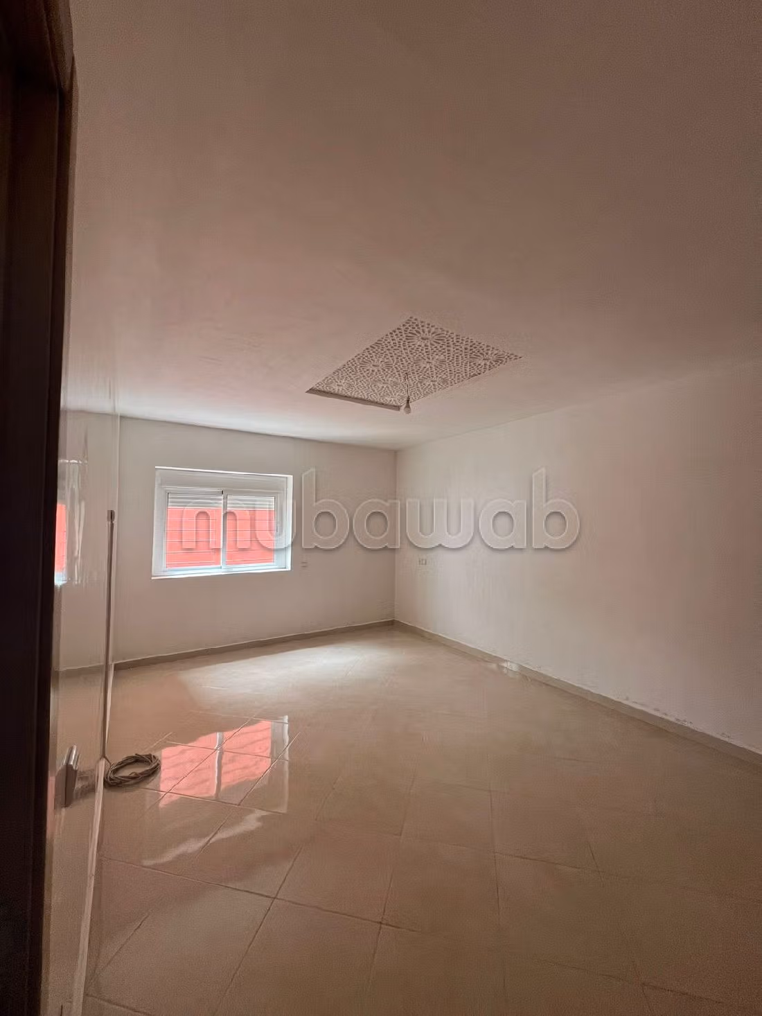 Bonito piso en venta en Maamora. Pequeña superficie 133 m². Conserje disponible, sistema de aire condicionado. 