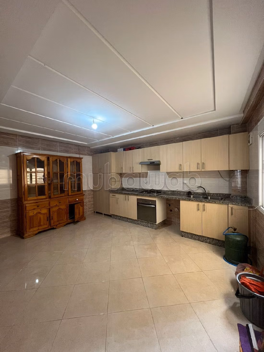 Bonito piso en venta en Maamora. Pequeña superficie 133 m². Conserje disponible, sistema de aire condicionado. 