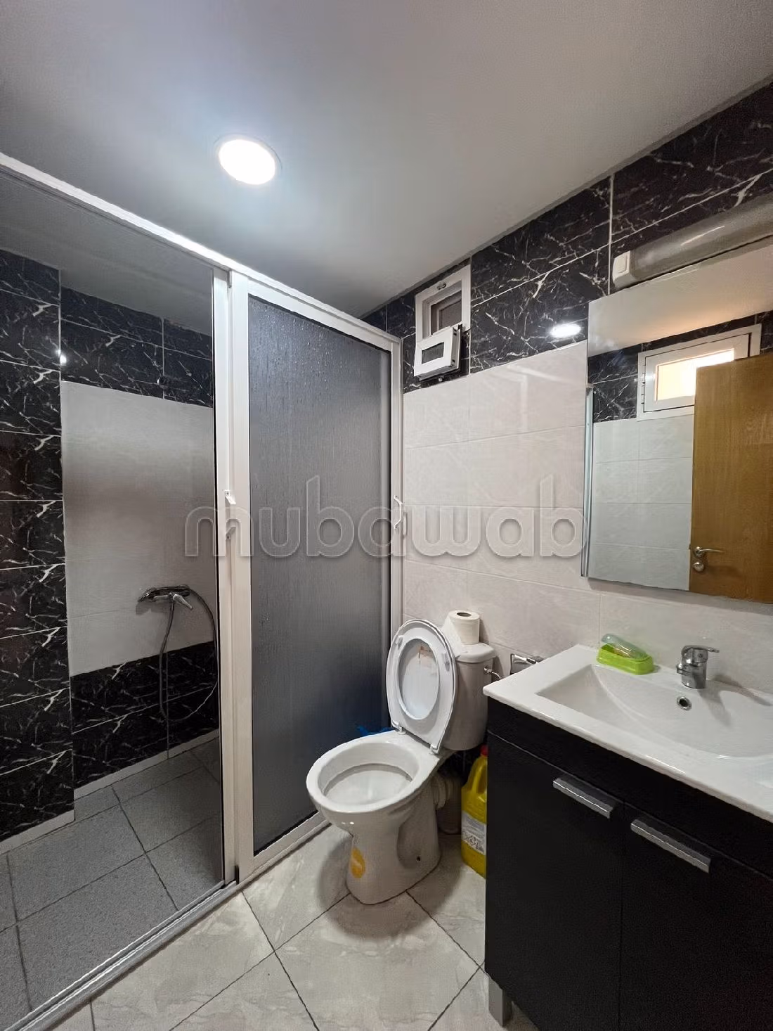 Bonito piso en venta en Maamora. Pequeña superficie 133 m². Conserje disponible, sistema de aire condicionado. 