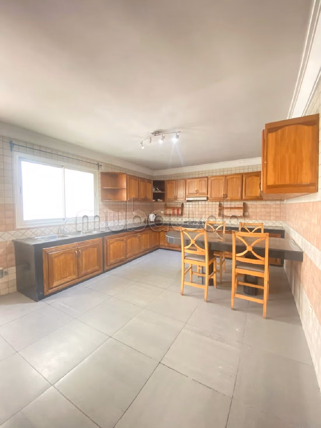 Beautiful apartment for sale in Maârif Extension. 7 large living areas. Lift and parking