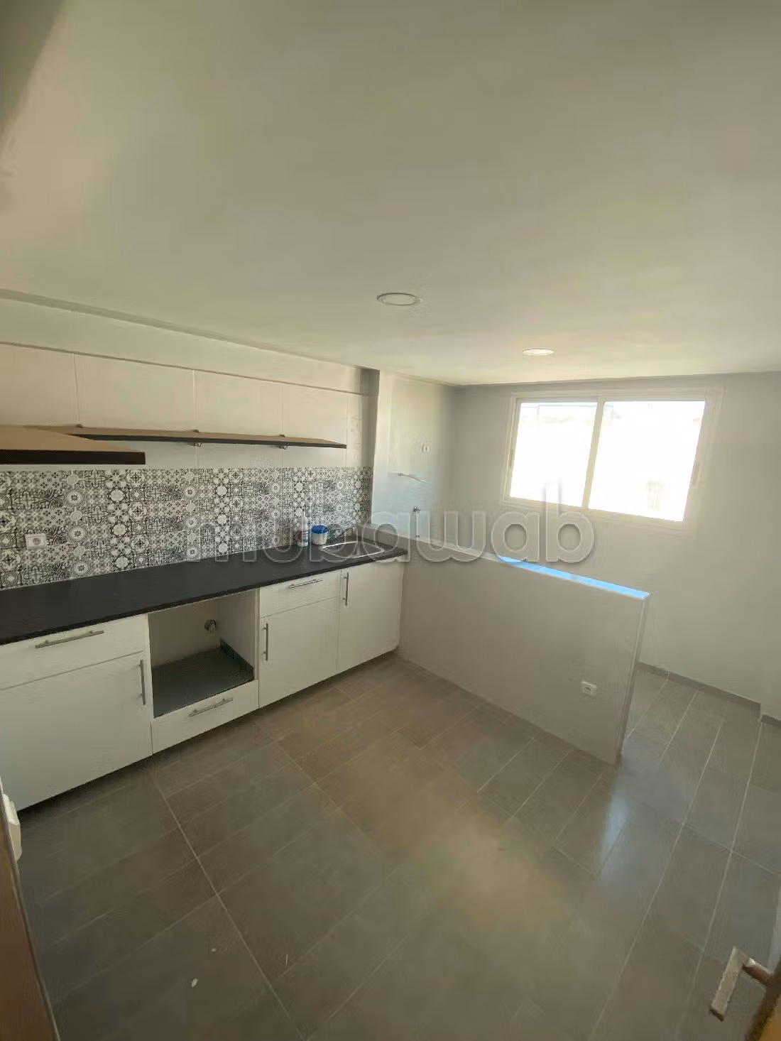 Vendita appartamento a Hay Chmaou. 6 ampi locali. Garage e ascensore
