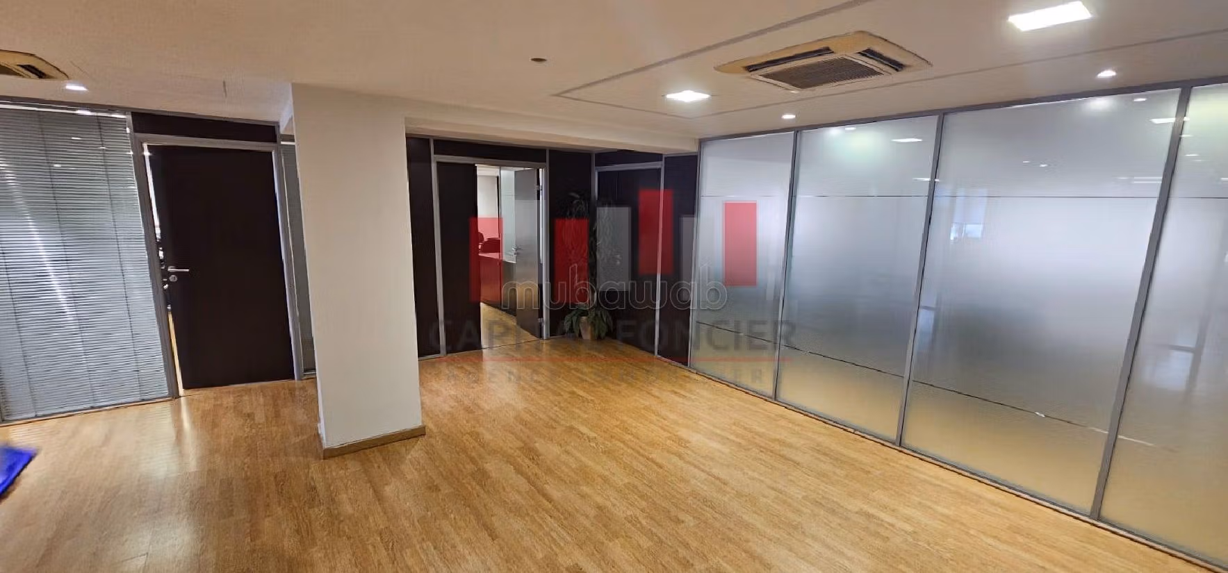Ufficio disponibile in affitto a Racine. Superficie di 1300 m². Con ascensore e terrazzo
