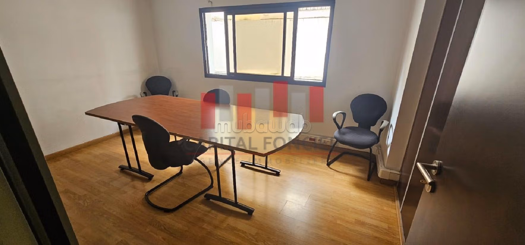 Ufficio disponibile in affitto a Racine. Superficie di 1300 m². Con ascensore e terrazzo