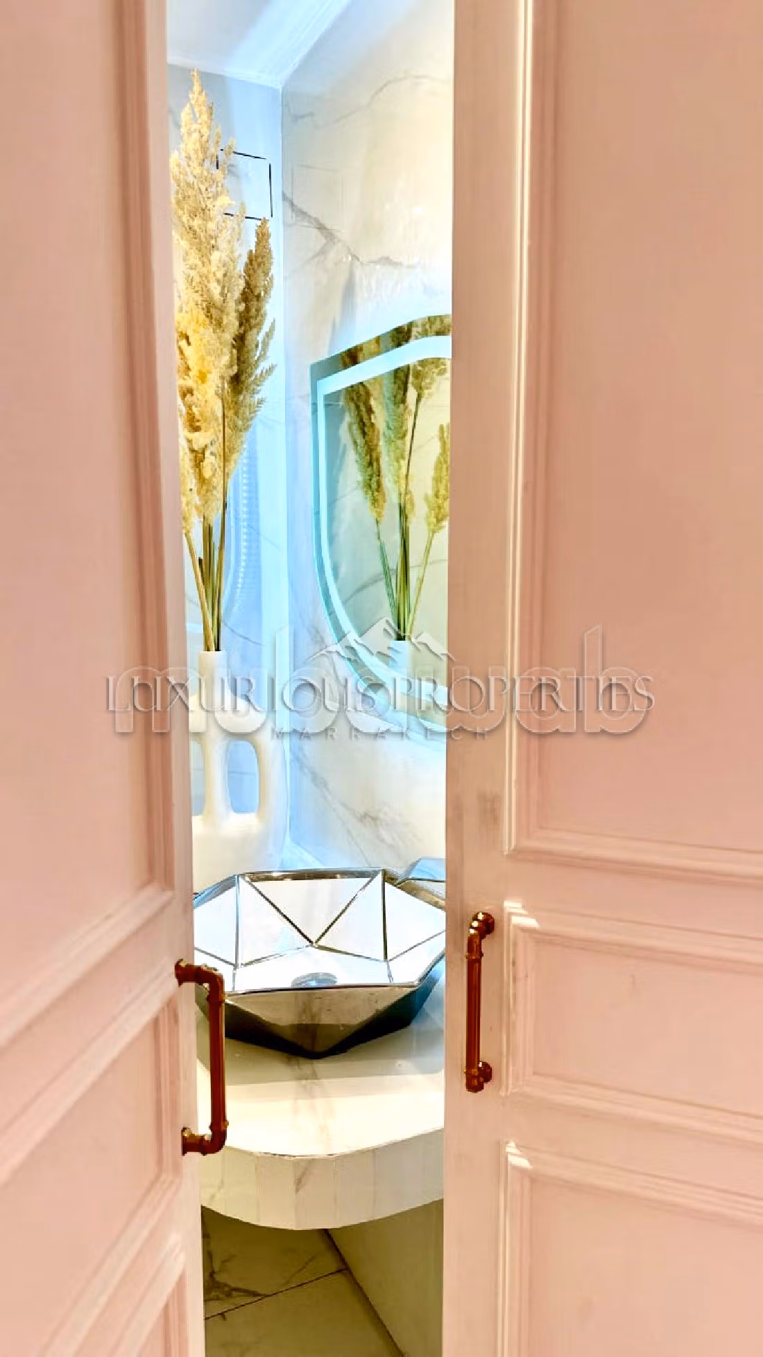 Apartment for rent in Guéliz. 5 rooms. Lift and garage