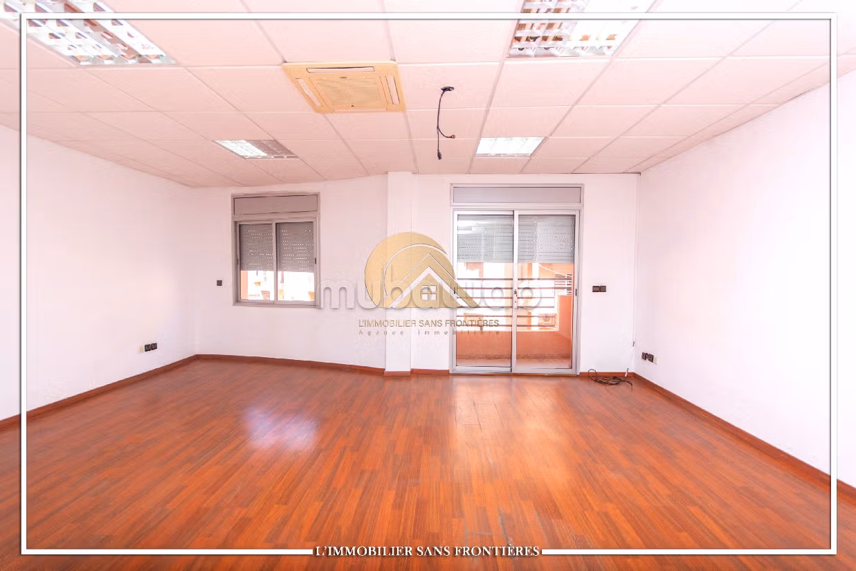 Offices for sale in Route Casablanca. 5 rooms. Caretaker and air conditioning
