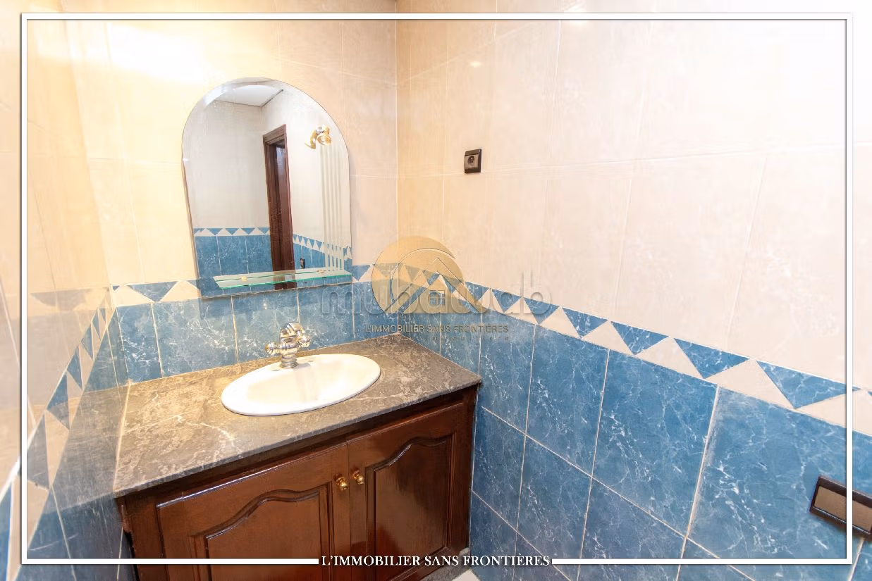 Offices for sale in Route Casablanca. 5 rooms. Caretaker and air conditioning