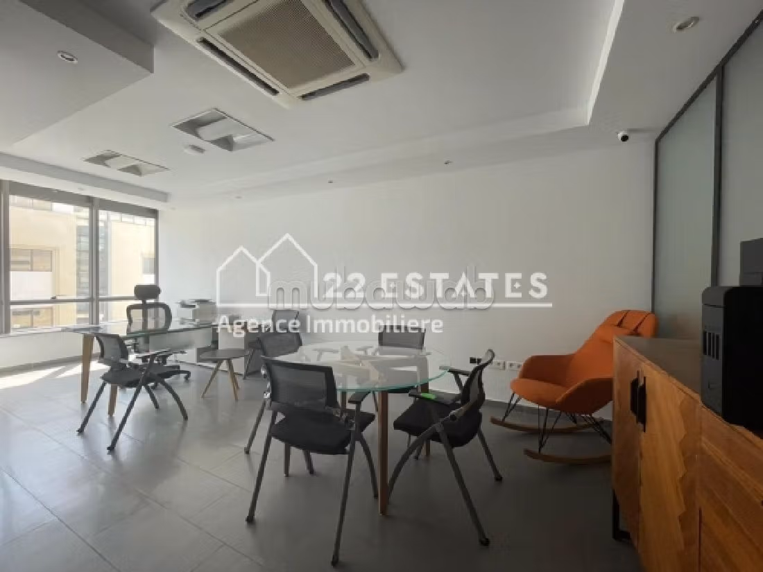 Offices for rent in Les Berges Du Lac 1. Total area 360 m². 