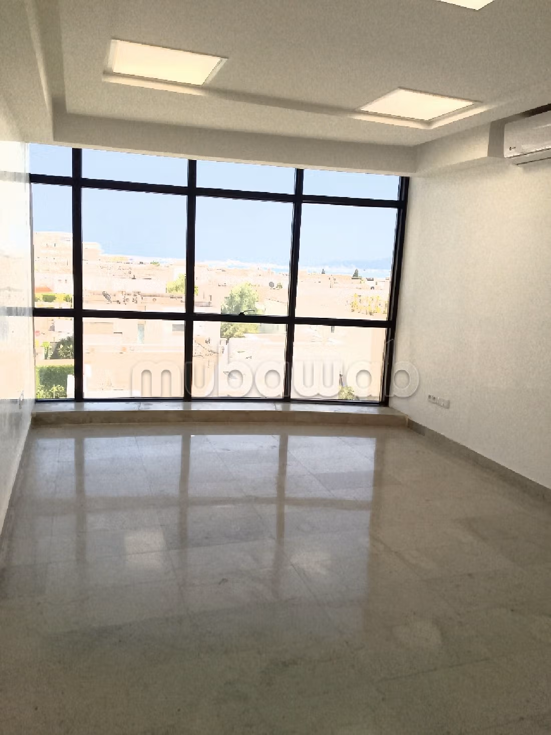 Offices for rent in Les Berges Du Lac 2. Small area 100 m². 