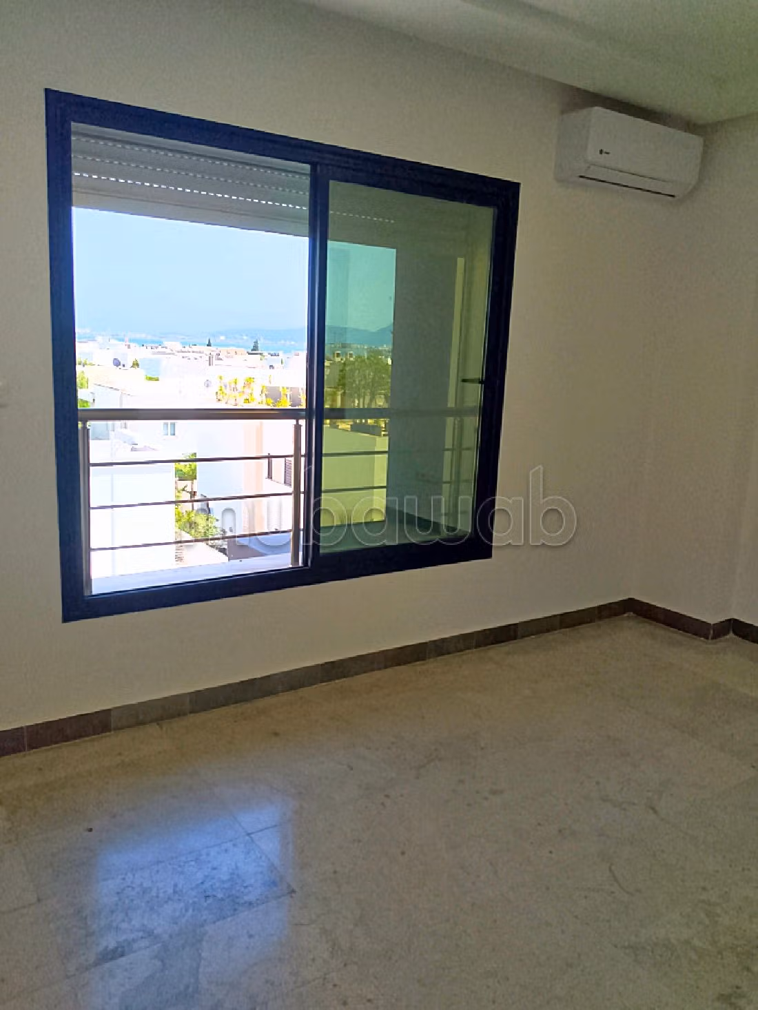 Offices for rent in Les Berges Du Lac 2. Small area 100 m². 
