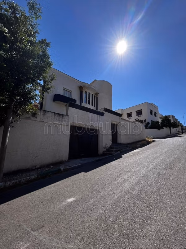 Villa de alto standing en venta en Mister Khouch. 5 habitaciones confortables. con muebles.