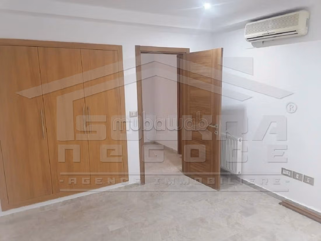 شقة للإيجار ب سكرة. 2 قطع مريحة. مع مصعد وشرفة. 