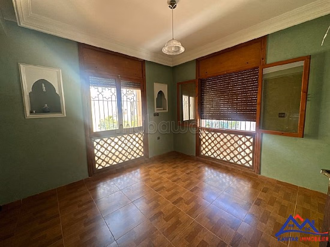 فيلا فخمة للبيع بحي الشتوي. 4 غرف رائعة. شرفة وحديقة