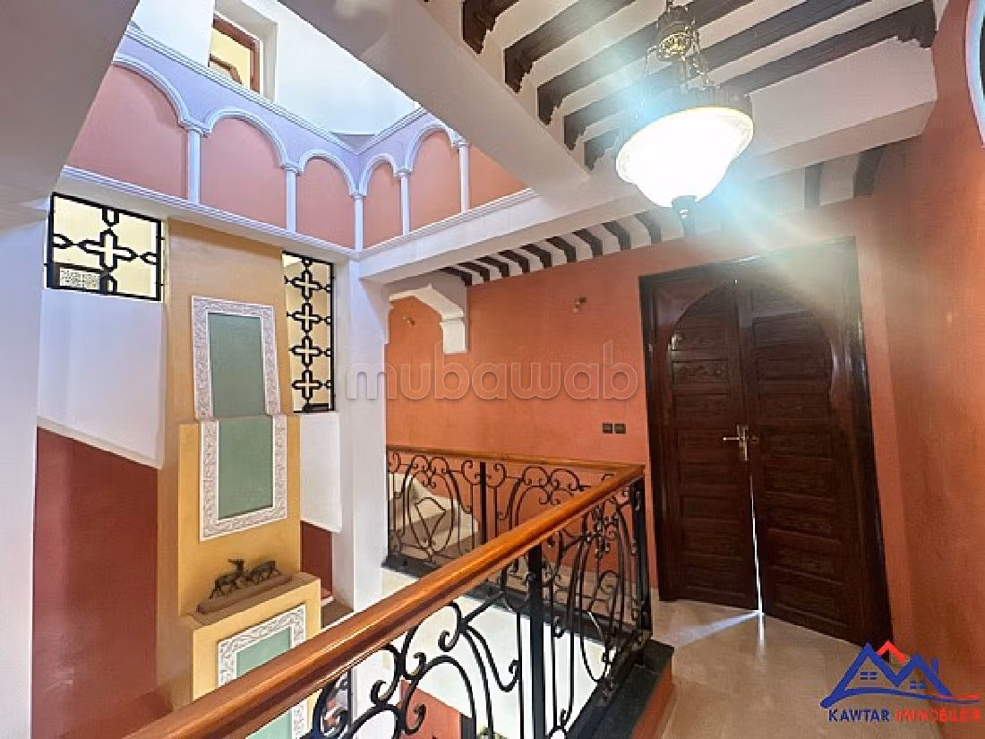 فيلا فخمة للبيع بحي الشتوي. 4 غرف رائعة. شرفة وحديقة