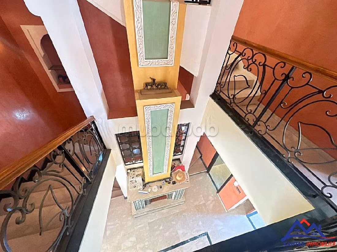 فيلا فخمة للبيع بحي الشتوي. 4 غرف رائعة. شرفة وحديقة