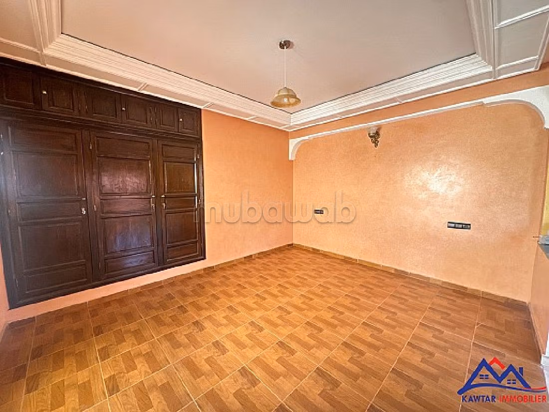 فيلا فخمة للبيع بحي الشتوي. 4 غرف رائعة. شرفة وحديقة