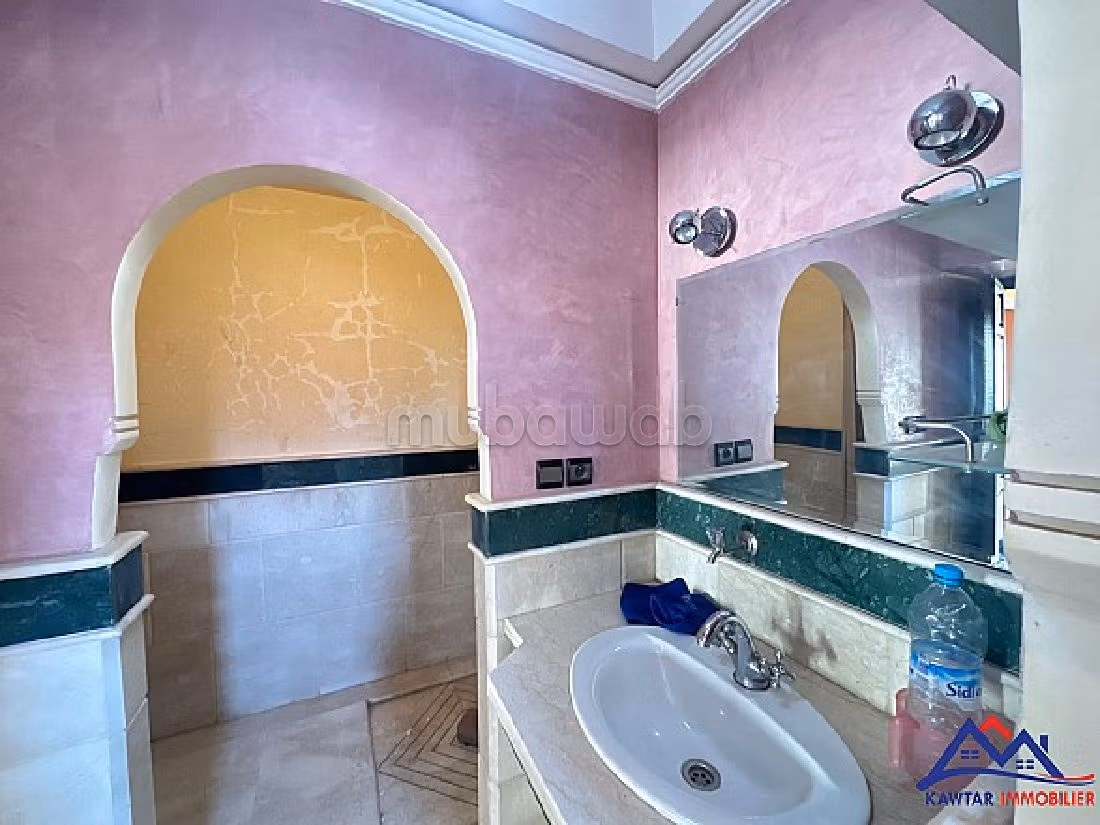 فيلا فخمة للبيع بحي الشتوي. 4 غرف رائعة. شرفة وحديقة