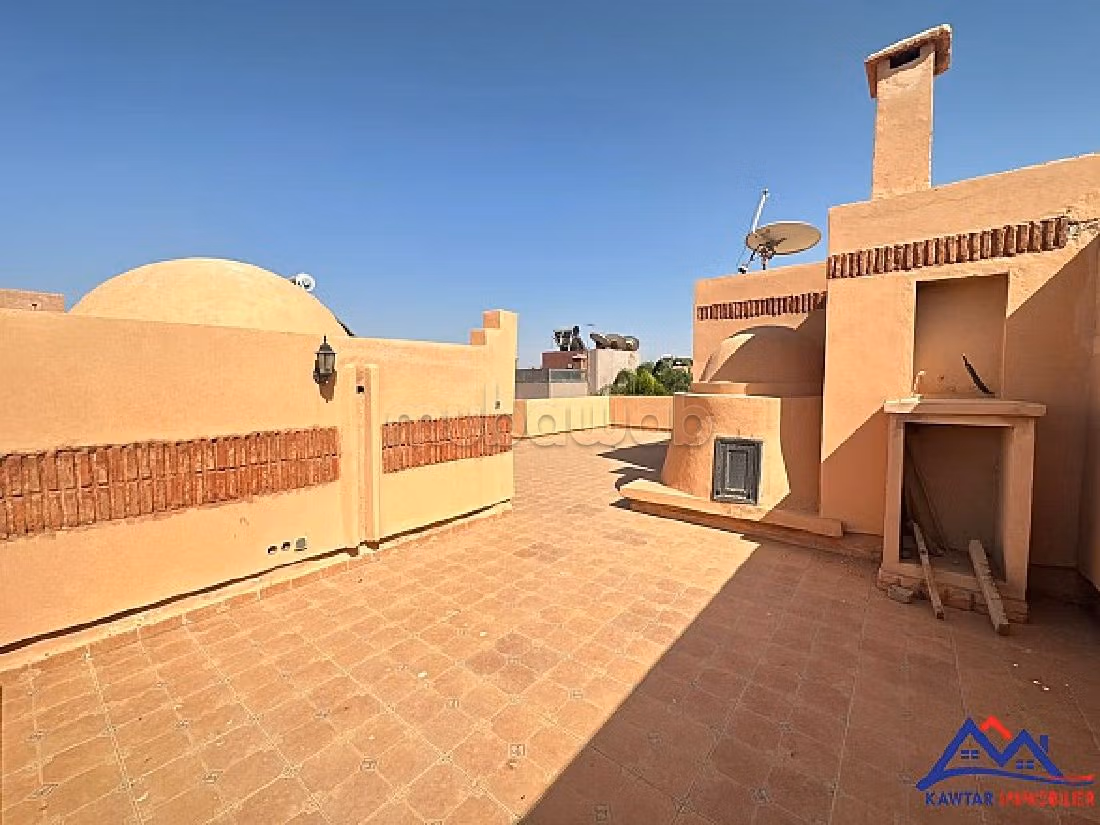 فيلا فخمة للبيع بحي الشتوي. 4 غرف رائعة. شرفة وحديقة