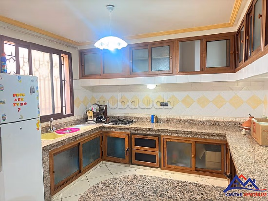 فيلا فخمة للبيع بحي الشتوي. 4 غرف رائعة. شرفة وحديقة