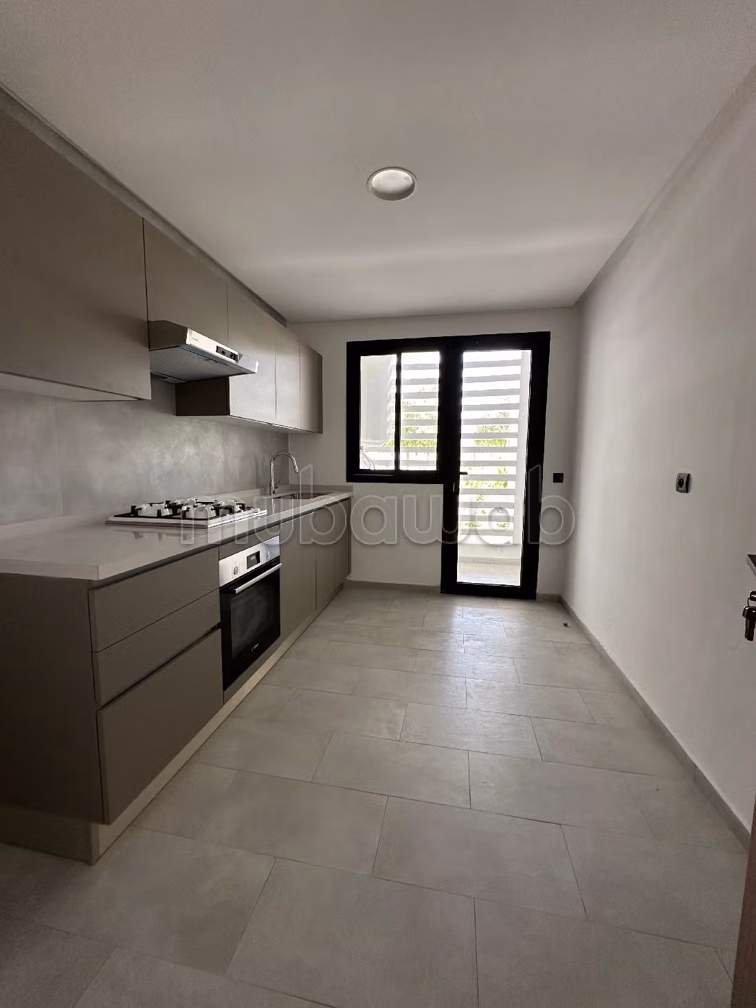 Nu huren: appartementen in Ville Verte. Totale oppervlakte 150 m². Zwembad en airconditioning. 