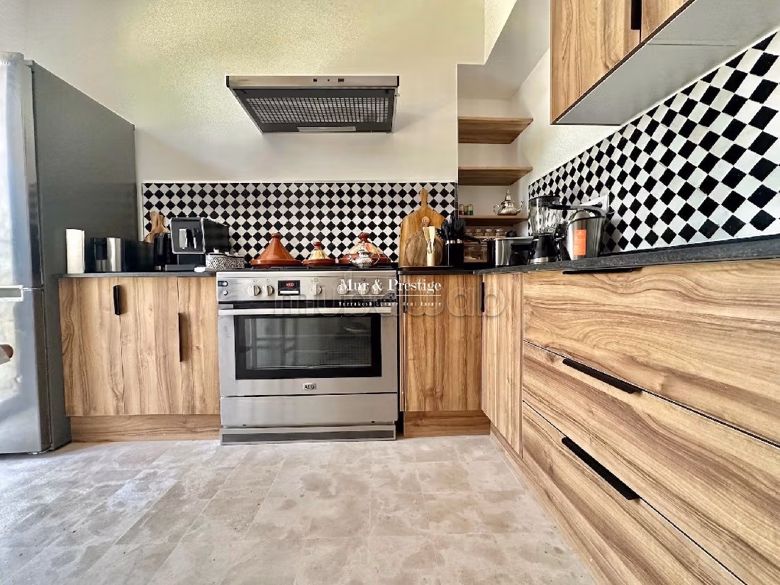 منزل فخم للبيع بمراكش. 5 قطع رائعة. مكان وقوف السيارات وشرفة. 