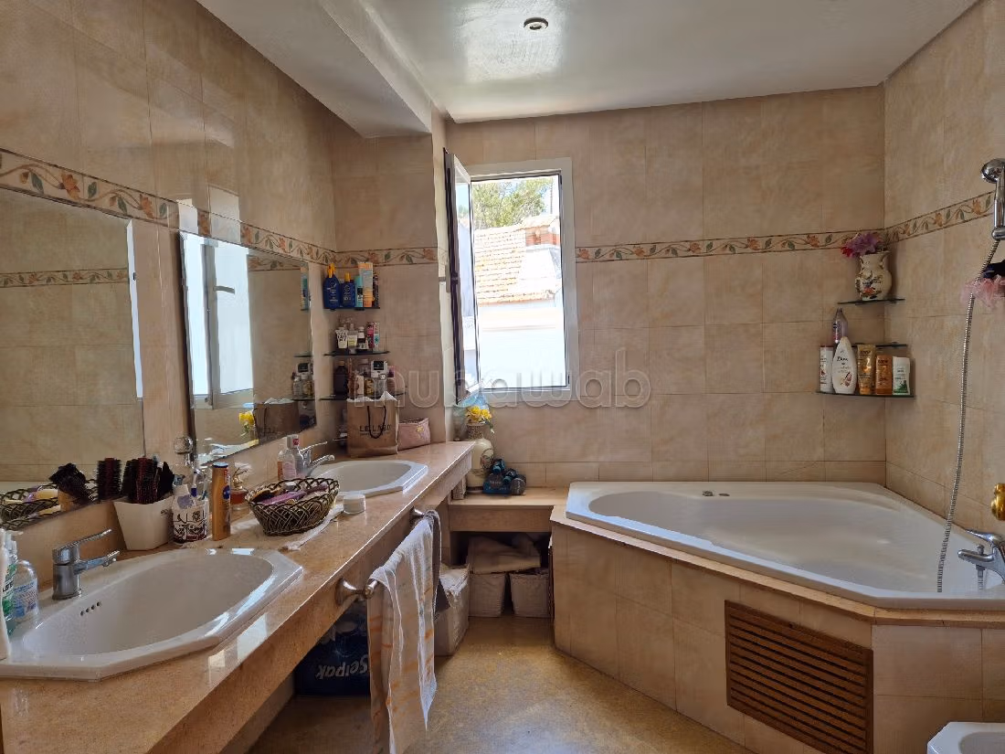 Villa de alto standing en venta en Anfa Supérieur. Gran superficie 500 m². Puerta blindada y calefacción central. 