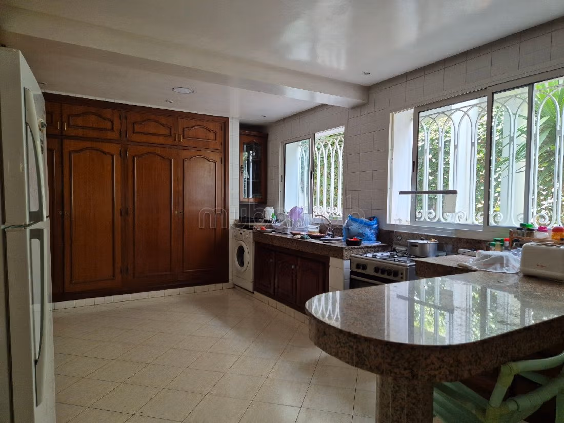 Villa de alto standing en venta en Anfa Supérieur. Gran superficie 500 m². Puerta blindada y calefacción central. 