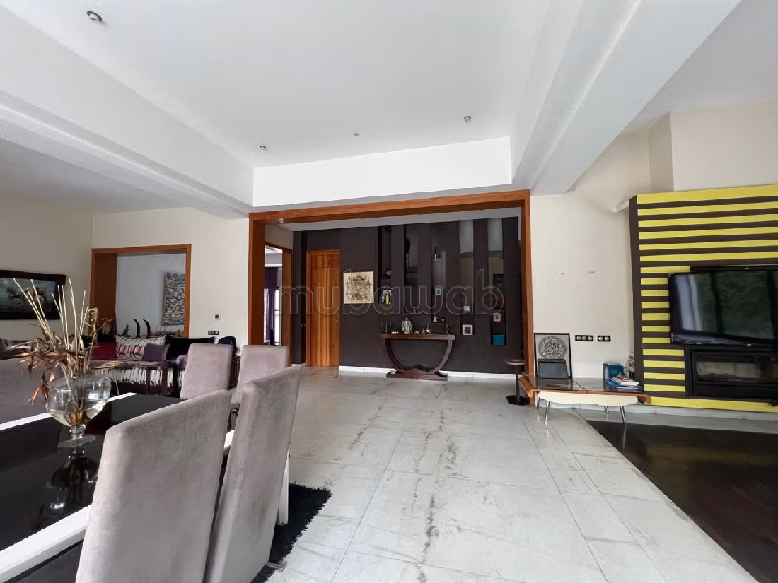 Villa's en luxe woningen om te kopen in Oasis. 5 Kamers. Met garage